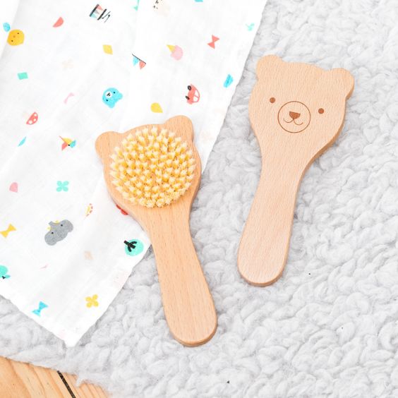 La brosse à cheveux pour bébé : bien plus qu’un simple accessoire