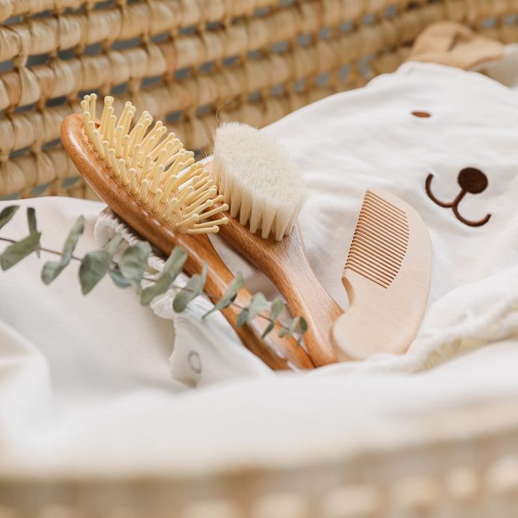 Le rituel du brossage des cheveux avec bébé : un moment de complicité