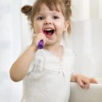 Comment et quand commencer à brosser les dents de bébé ?