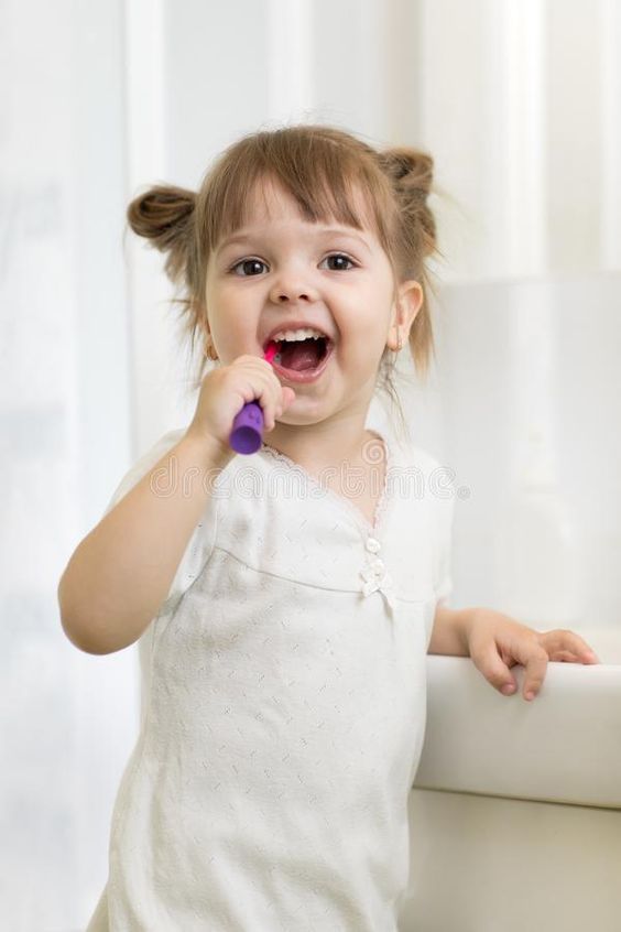 Comment et quand commencer à brosser les dents de bébé ?
