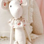 Les bienfaits du doudou fille : Comment cet objet peut aider à développer la confiance