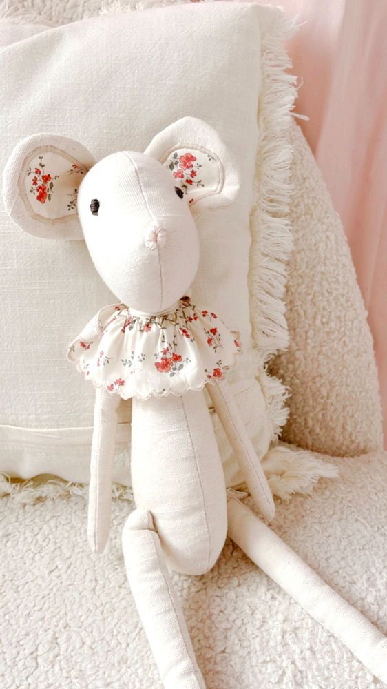 Les bienfaits du doudou fille : Comment cet objet peut aider à développer la confiance