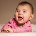 Quand les bébés peuvent-ils tenir la tête haute ?