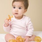 Les nouveau-nés et les bébés peuvent-ils dormir avec des tétines ?