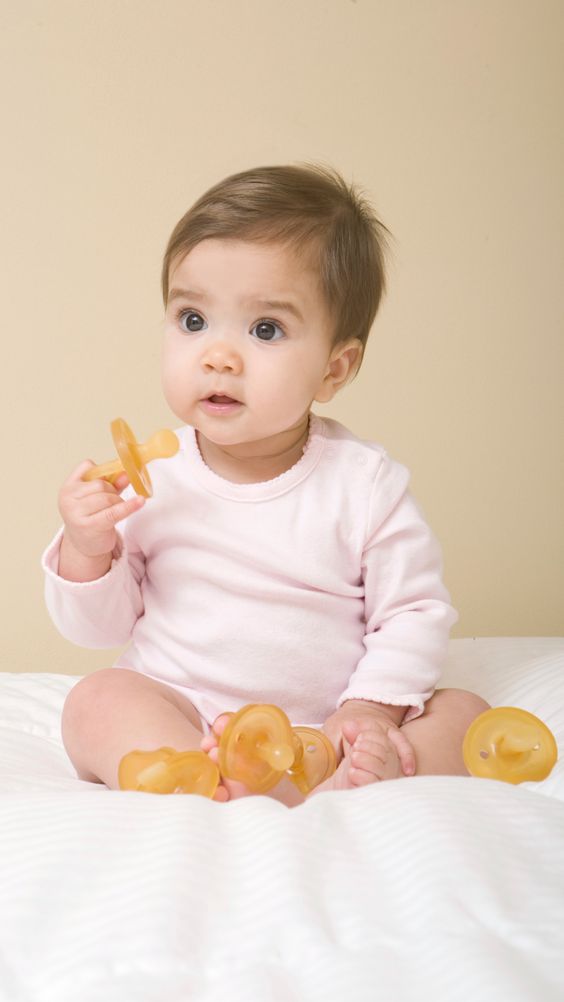 Les nouveau-nés et les bébés peuvent-ils dormir avec des tétines ?