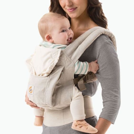 Quand les bébés commencent-ils à saisir des objets ?