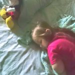 Habitudes de sommeil étranges des tout-petits : grincements de dents, ronflements
