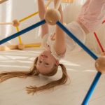 Les parents disent : Comment gérer un tout-petit qui aime grimper