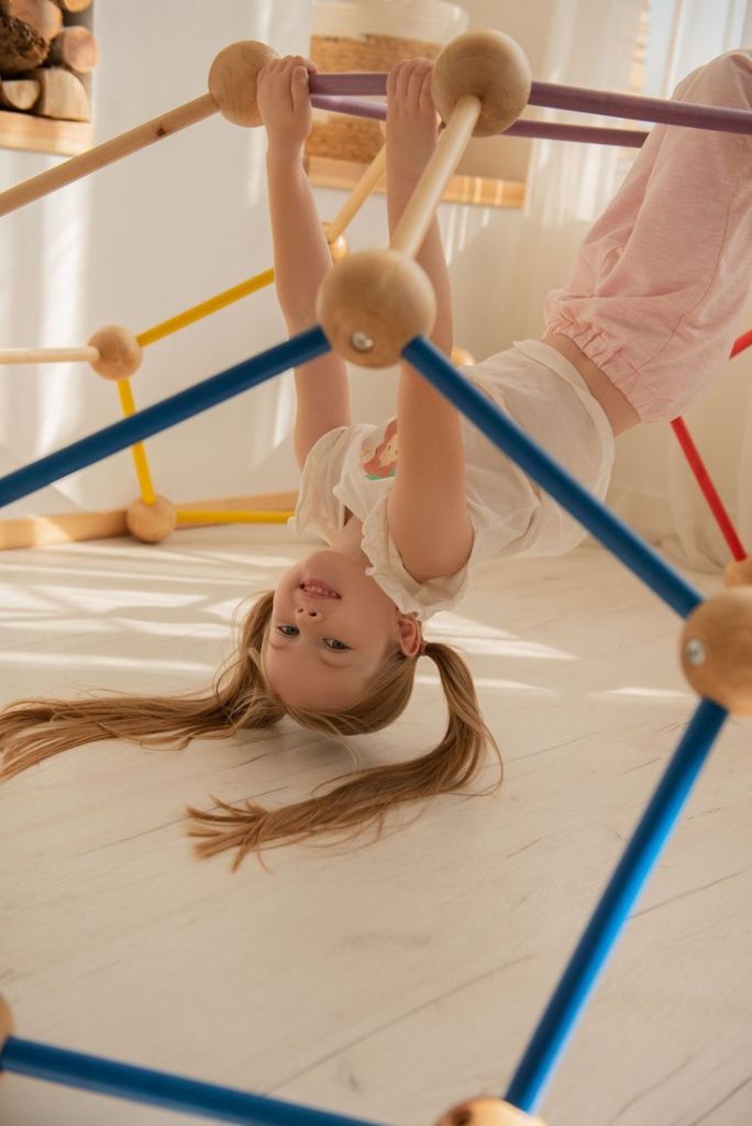 Les parents disent : Comment gérer un tout-petit qui aime grimper