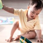 Pourquoi les tout-petits jettent-ils des objets ?