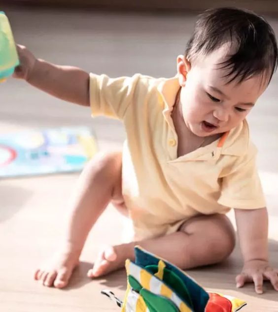 Pourquoi les tout-petits jettent-ils des objets ?