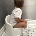 Un tout-petit tenant ses crottes ?