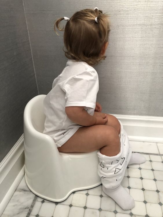 Un tout-petit tenant ses crottes ?