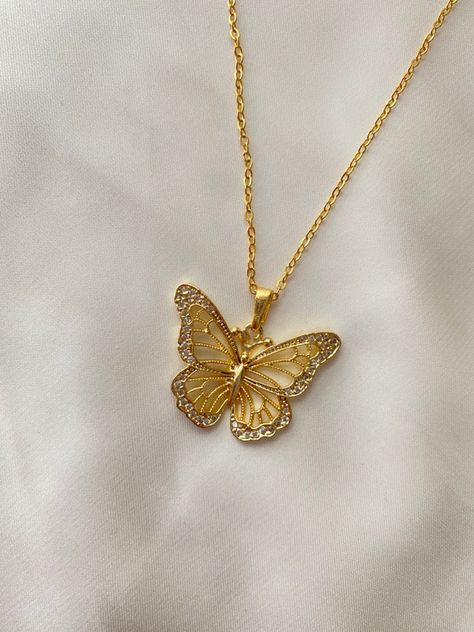 Elevate your style with our stunning gold necklaces. From minimalist chains to intricate pendants, each piece is crafted in lustrous 14K/18K gold, offering timeless elegance, versatility, and heirloom-quality craftsmanship for everyday wear or special occasions.