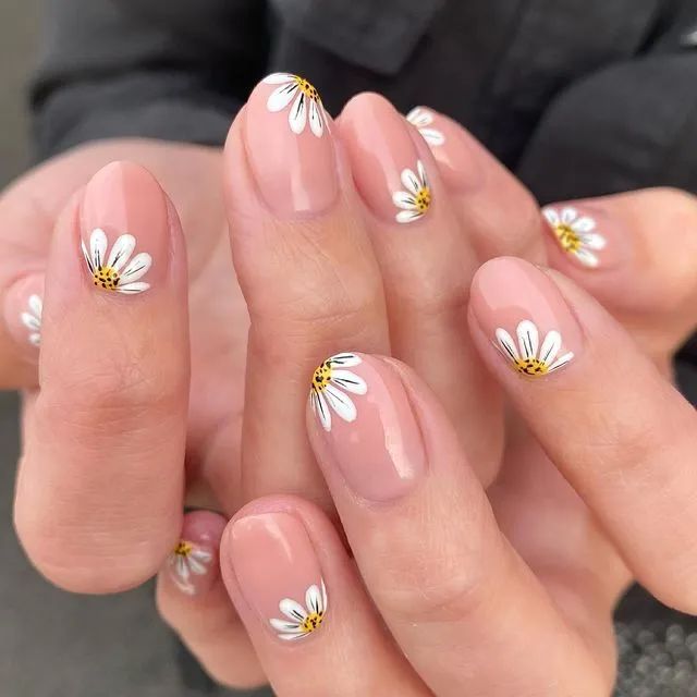 Nail Designs for Short Nails: Embrace Chic and Compact Beauty