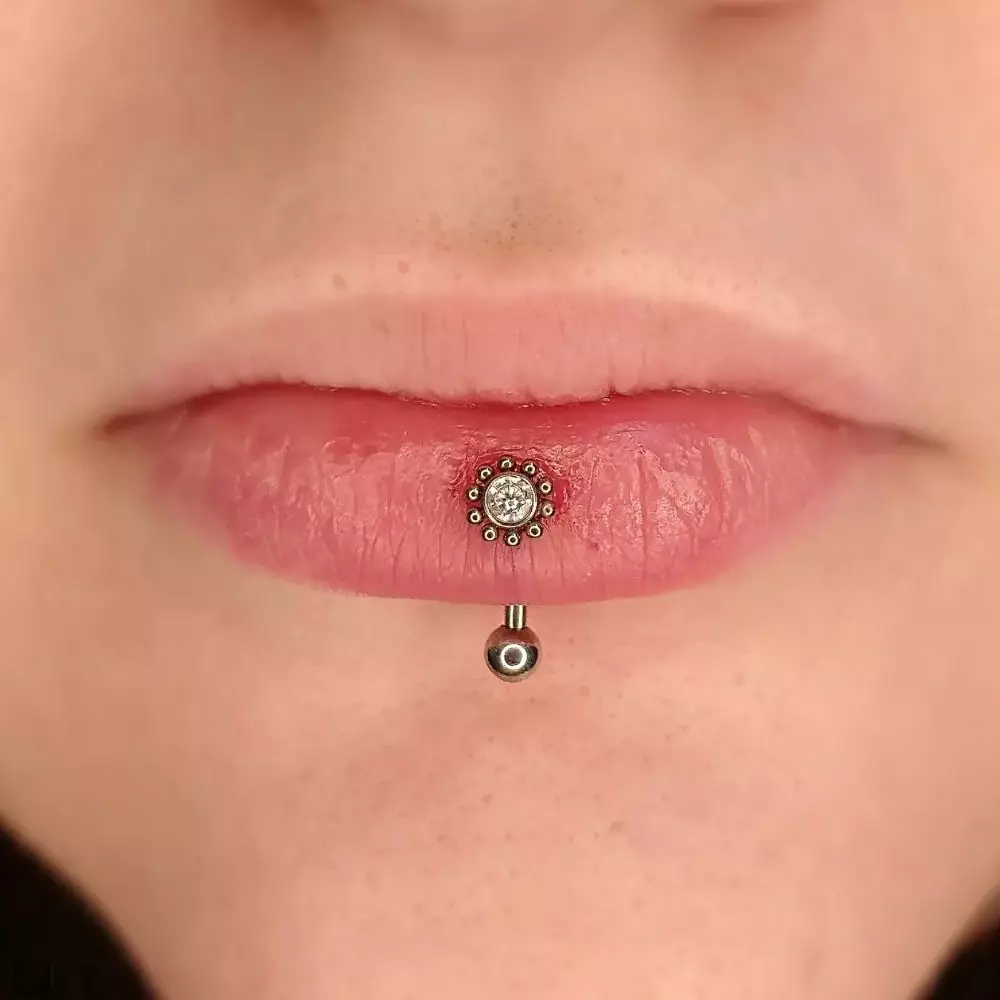 vertical labret